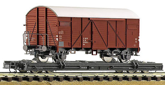 Narrow gauge platform loaded with standart gauge Box car<br /><a href='images/pictures/Roco/34598.jpg' target='_blank'>Full size image</a>